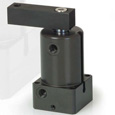 Pneumatic swing clamp